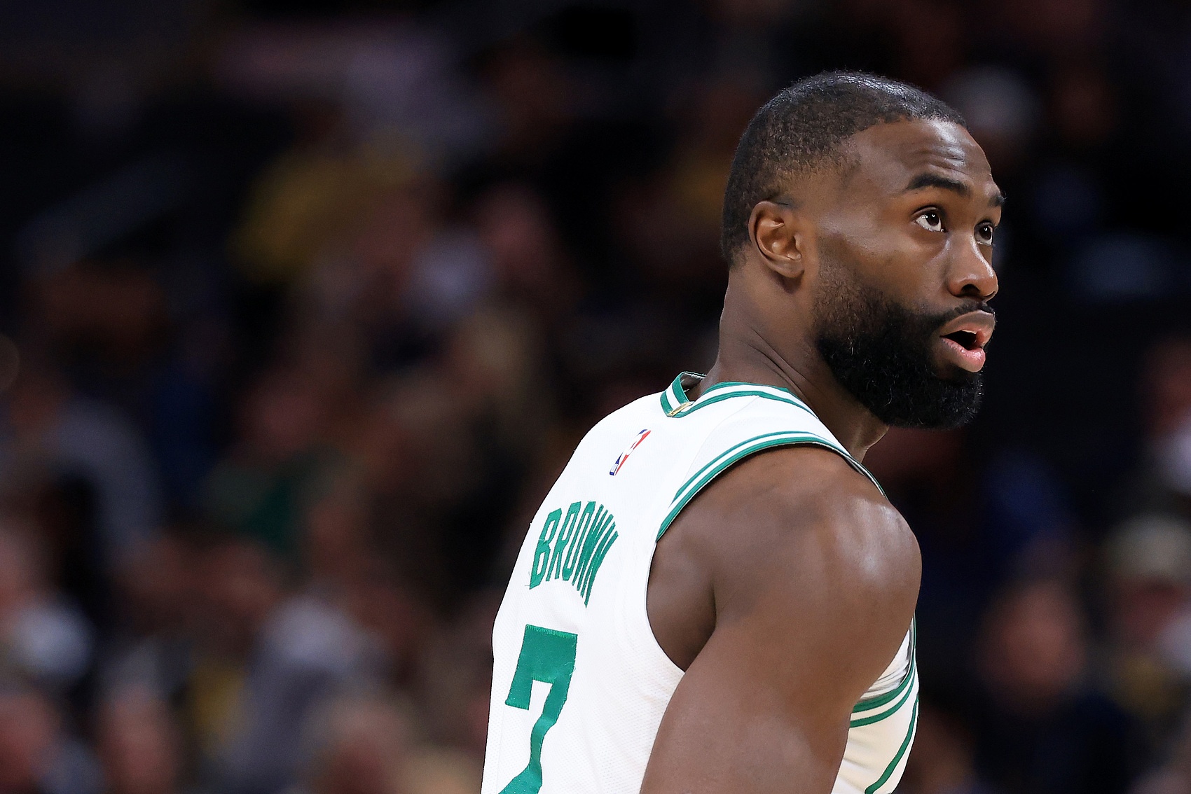 国际足联世界杯-依旧稳定！杰伦·布朗29中15砍下33分11板3助 仅2次罚球