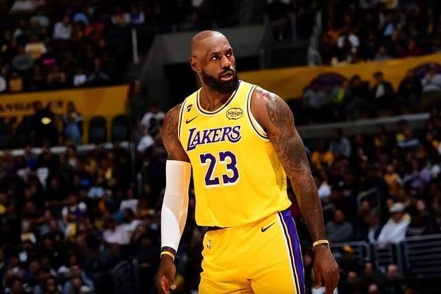 湖人惨败黄蜂向附加赛靠拢，一数据显示詹姆斯根本不防守