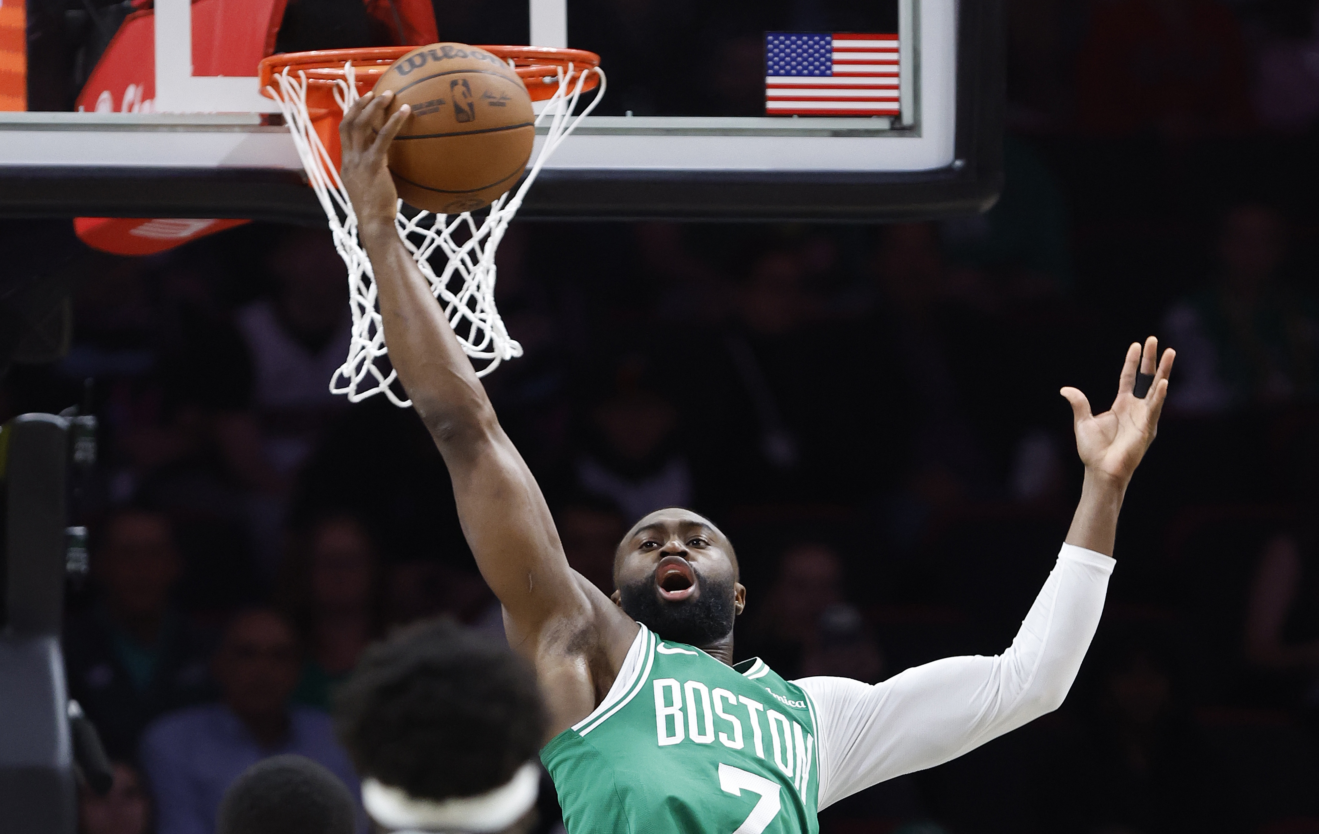 火力全开！杰伦·布朗半场15投7中&amp;三分3中2 拿下17分9板1助1断